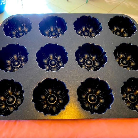 NORDIC WARE  FLUTED MUFFIN BUNDT PAN - Picture 3 of 3